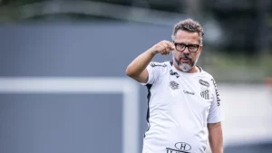 Cleber Xavier descarta poupar Neymar no Santos: 'Recuperação é total'