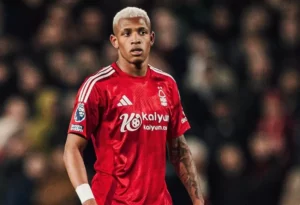 Danilo desembarca no Rio e projeta títulos no Botafogo: 'Honrar esse dinheiro'