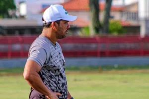Técnico do Sergipe critica campo em vitória por competição estadual