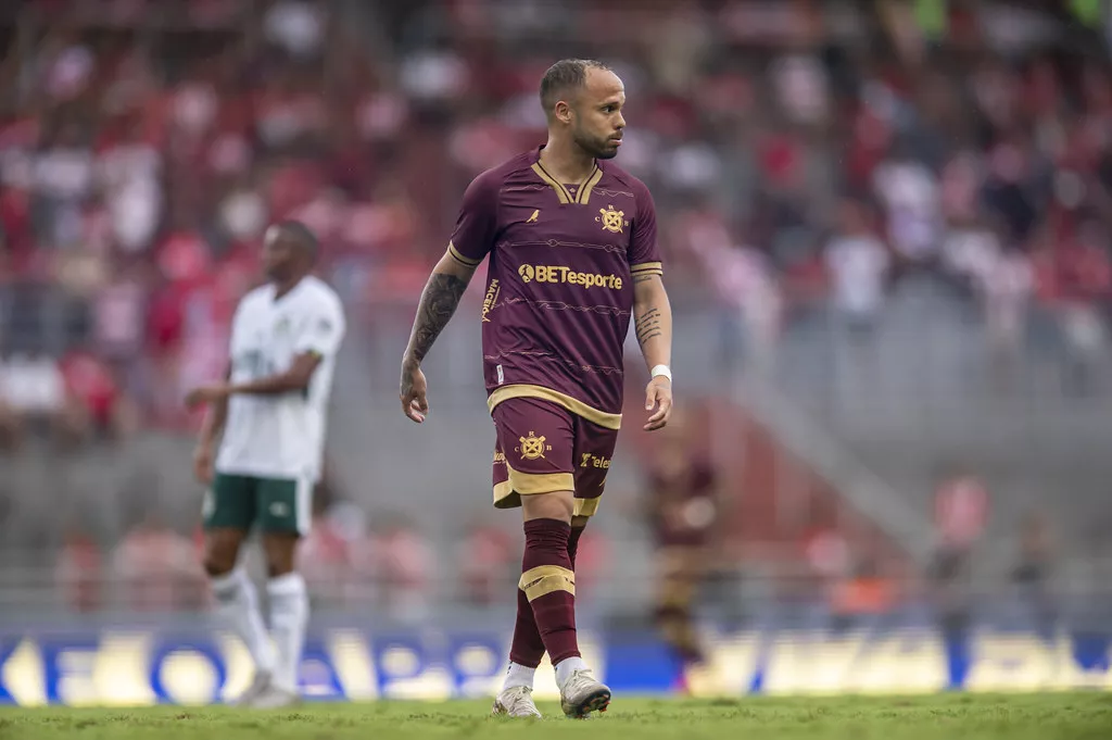 Ponta direita do Galo pode perder espaço como titular frente ao grená (Foto: Francisco Cedrim – CRB)