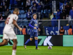 Zagueiro do Avaí comemora goleada na Série B: 