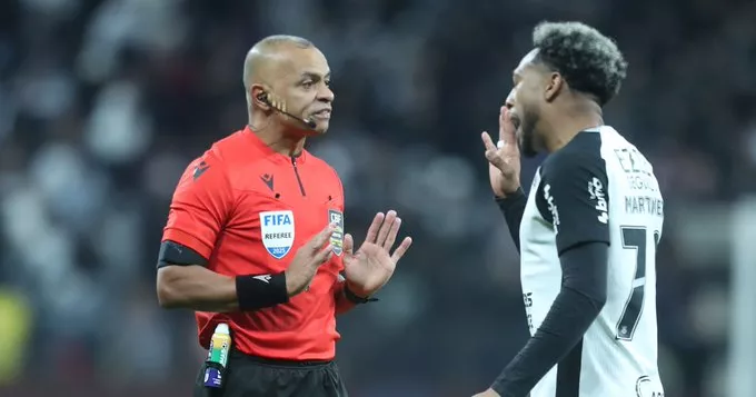 Palmeiras vê prejuízo severo por decisões da arbitragem no clássico e envia ofício à CBF 1 Palmeiras vê prejuízo severo por decisões da arbitragem no clássico e envia ofício à CBF