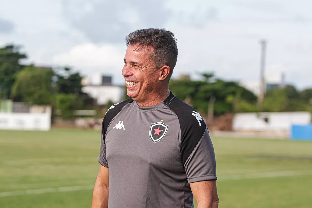 Evaristo Piza reestreia Botafogo-PB