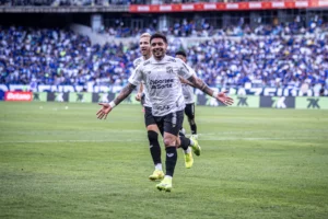 Atacante do Ceará atinge posto de segundo maior artilheiro estrangeiro