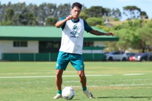 Meia da Chapecoense celebra vitória na Série B: 