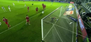 VAR mostra que chute de Neymar não entrou; Santos segue no Z4