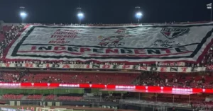 Organizada do São Paulo faz cobrança no CT na véspera do clássico contra o Corinthians