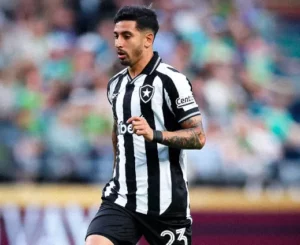 Alto investimento e poucas chances: Santi Rodríguez vira pauta no Botafogo