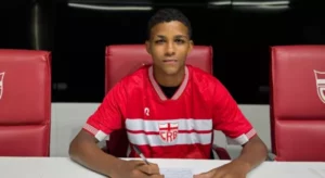 CRB: Jogador de 17 anos assina seu 1º contrato profissional