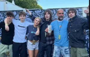 Guardiola rouba a cena no retorno da banda Oasis a Manchester, mas ouve vaias durante show