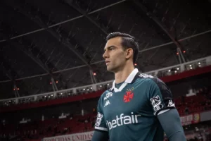 Goleiro do Vasco expulso por cera tem lesões detectadas após exame