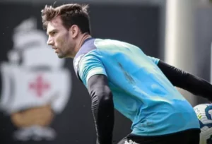 Comissão da CBF sustenta expulsão de Léo Jardim: 'Árbitro cumpriu a regra'