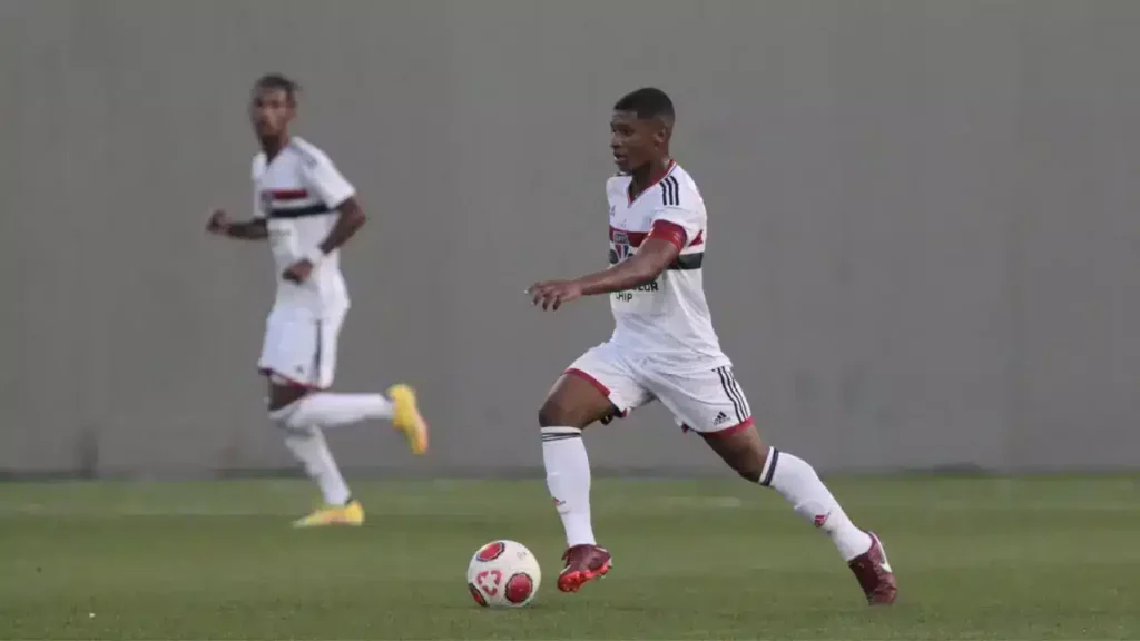 Operário encaminha contratação de zagueiro ex-São Paulo