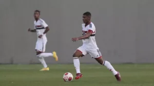 Operário encaminha contratação de zagueiro ex-São Paulo