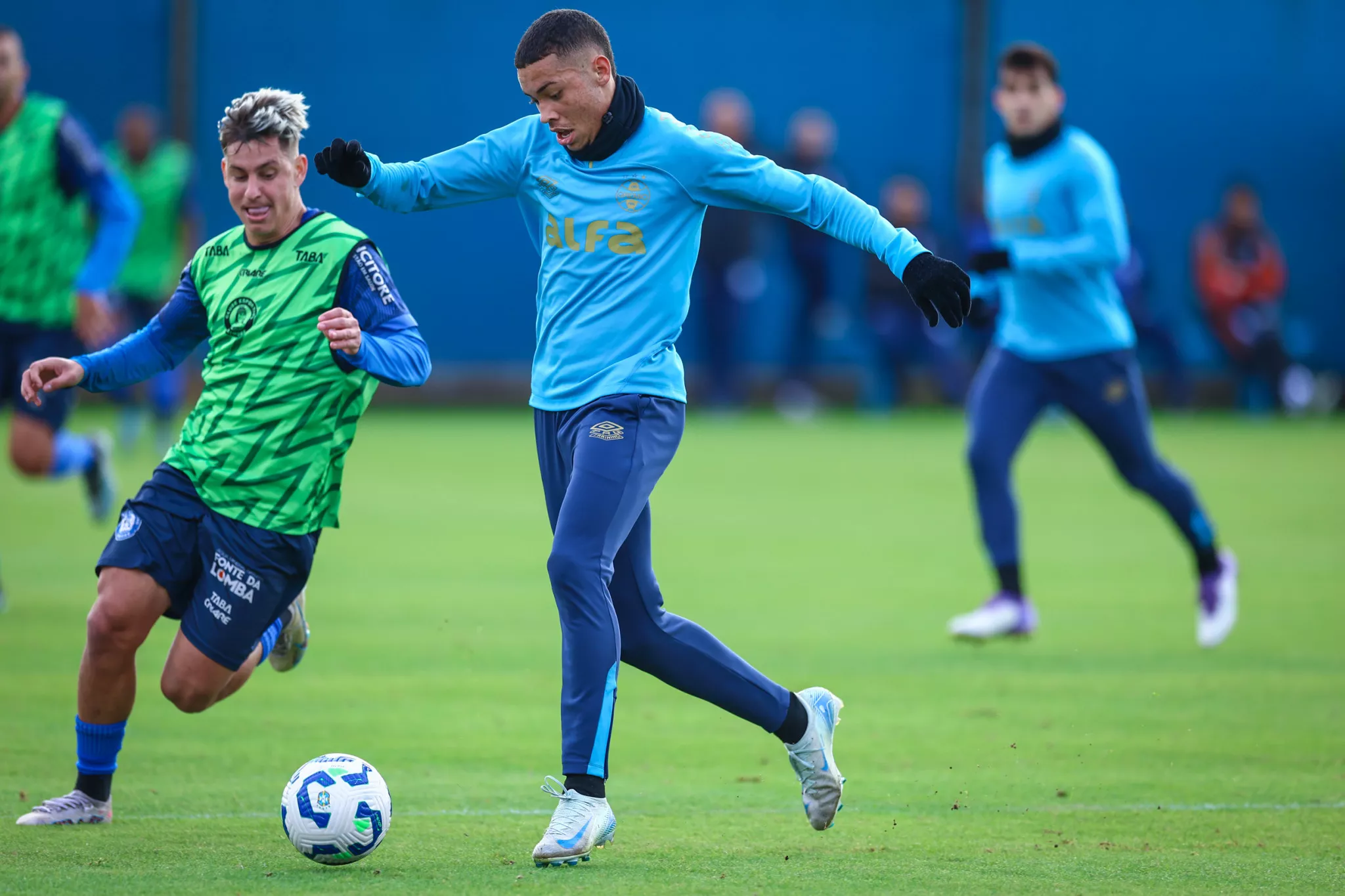 Grêmio goleia Aimoré em jogo-treino com show de Arezo