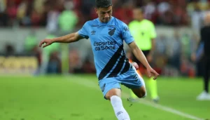 Lateral do Athletico retorna de suspensão contra o América