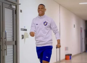 Atacante do Retrô comemora fim do jejum de gols: 