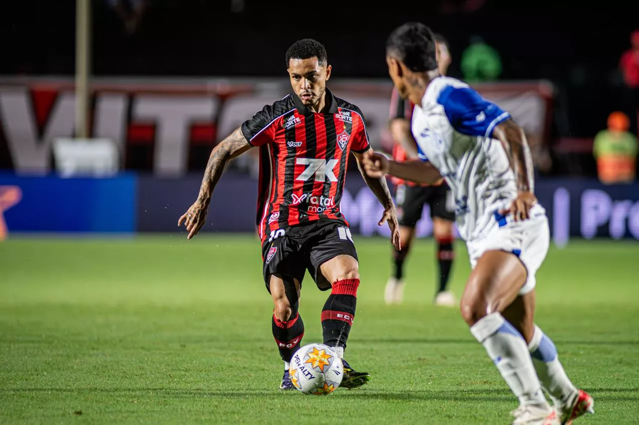 Meia do Vitória lamenta eliminação na Copa do Nordeste: "Perdemos para nós mesmos" 1 Matheuzinho lamenta derrota do Vitória