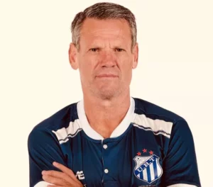 Ito Roque leva a URT de volta à elite do mineiro após três anos e conquista o 7º acesso da carreira