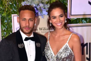 Torcida do Sport prepara máscara de Marquezine para provocar Neymar