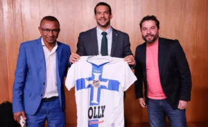 Diretoria do Água Santa participa de reunião na CBF e presenteia presidente com camisa