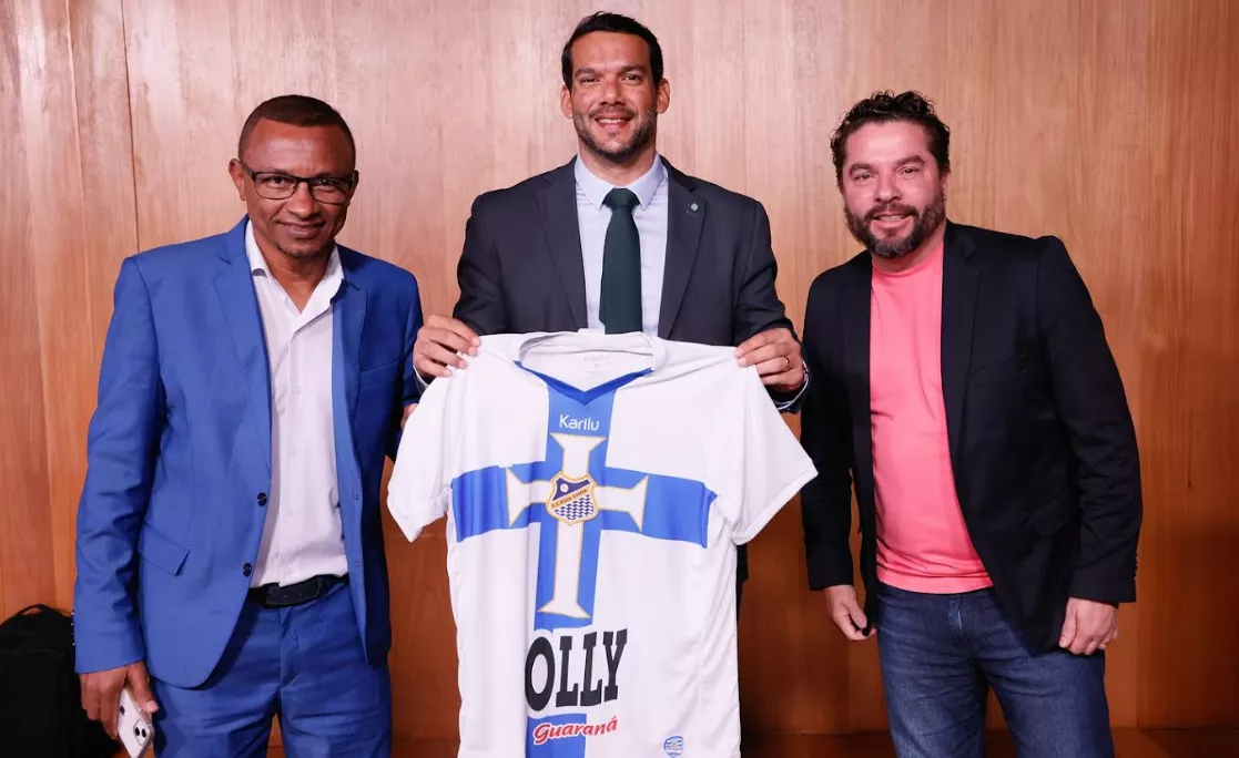 Diretoria do Água Santa participa de reunião na CBF e presenteia presidente com camisa