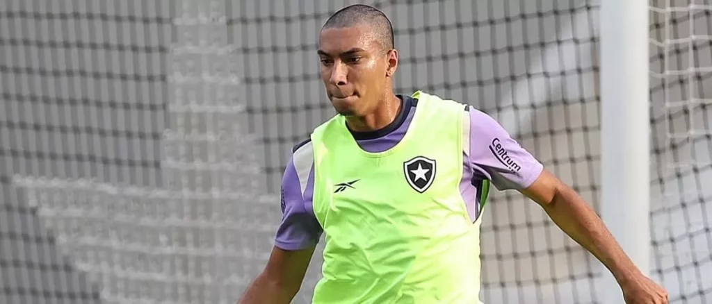 Botafogo acerta saída de zagueiro para clube dos Emirados Árabes
