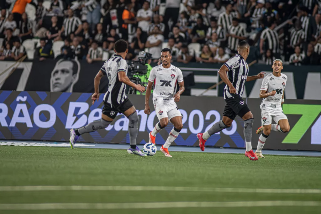 Atacante do Vitória vê evolução sob novo comando: "Estamos assimilando rápido" 2 Vitória arranca empate Botafogo