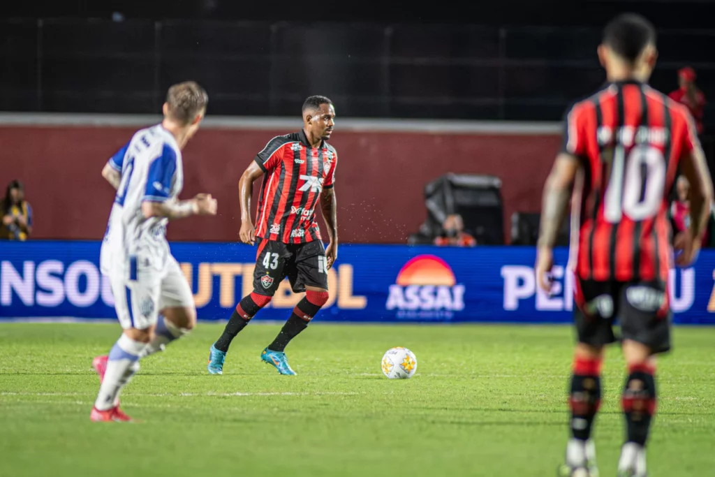Meia do Vitória lamenta eliminação na Copa do Nordeste: "Perdemos para nós mesmos" 2 Vitória perde Confiança Copa do Nordeste