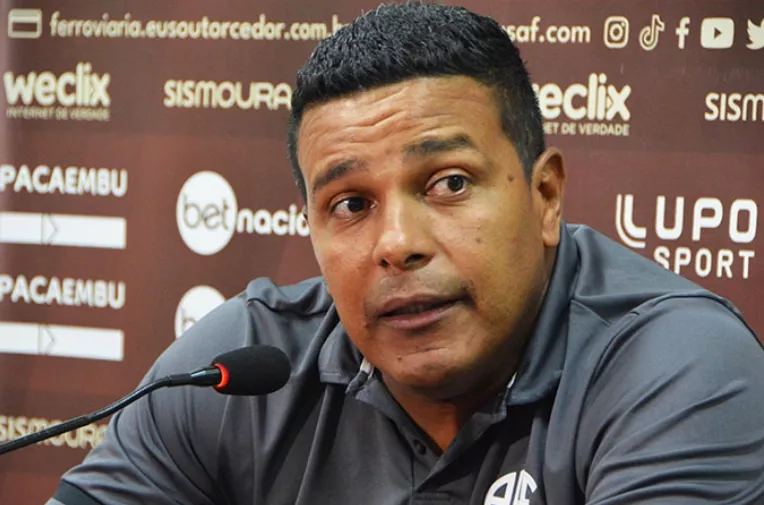 Alexandre Lopes é o treinador do Tubarão