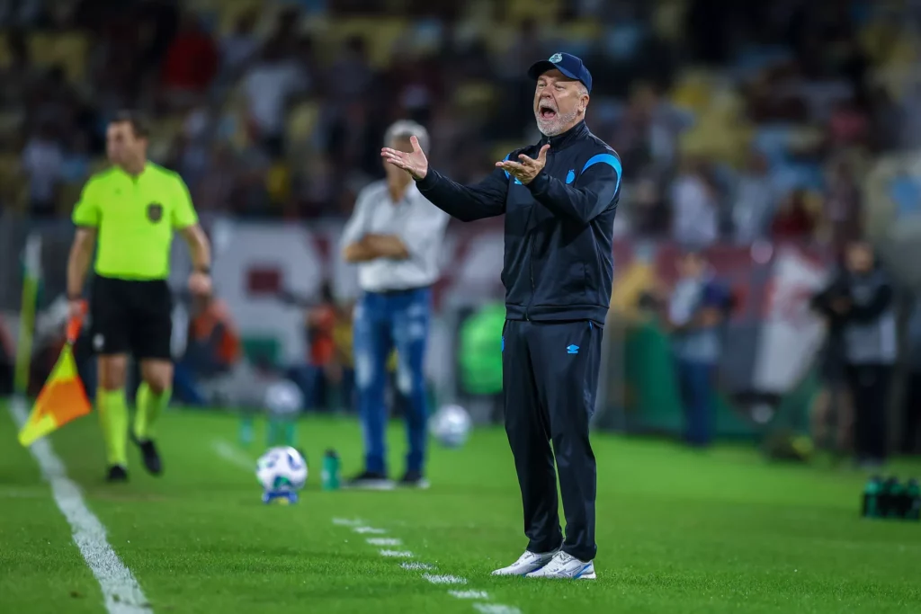 Mano Menezes segue no comando do Grêmio, o Coritiba permanece firme no G4 da Série B