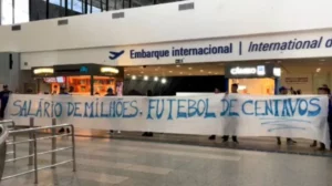 Torcida do Fortaleza cobra elenco em saída do CT
