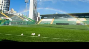 Gramado da Arena Condá recebe certificação da FIFA