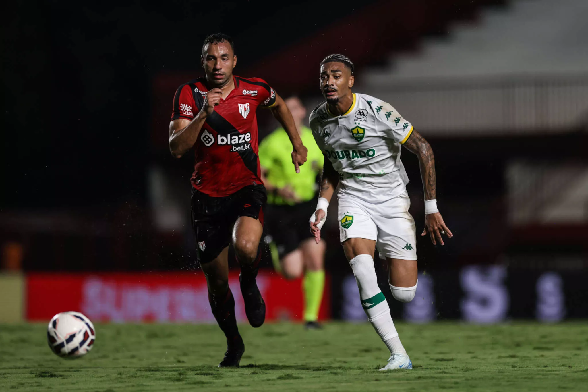 Cuiabá busca o empate diante do Atlético-GO (Foto: AssCom Dourado / Divulgação)