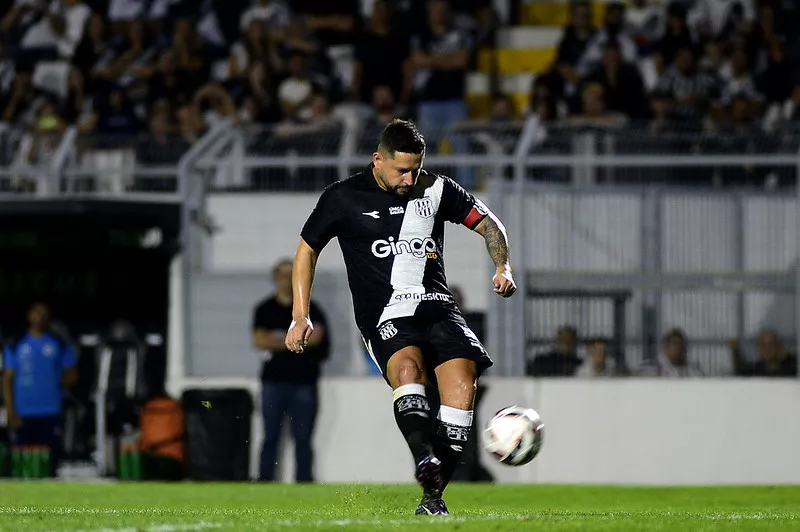 Elvis abriu o placar cobrando falta (Foto: Marcos Ribolli - PontePress)