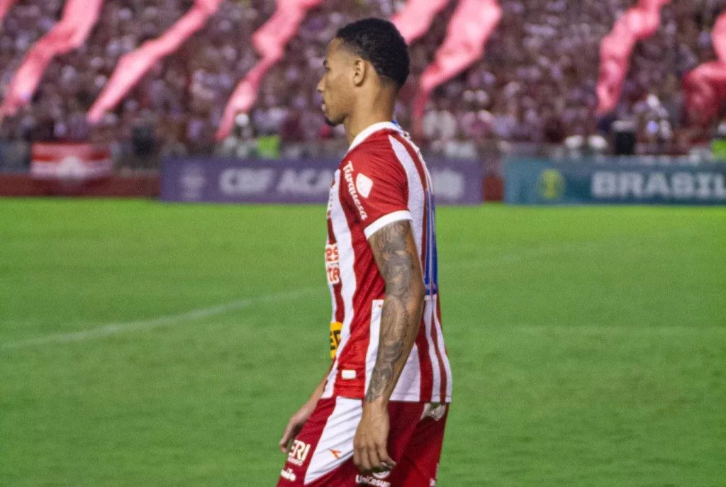 Náutico perde zagueiro e meia atacante por lesão