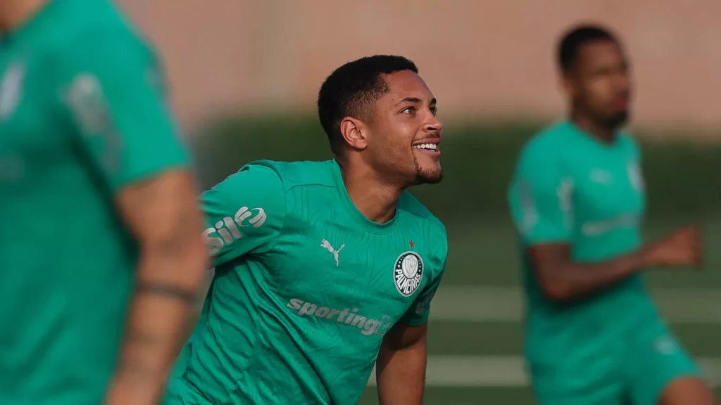 Vitor Roque confia em vantagem do Palmeiras por 'tranquilidade' na volta