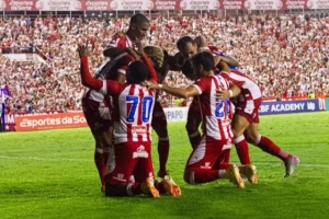 Avião do Náutico colide com pássaro e pousa em Guarulhos