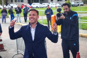 Arthur diz que volta melhor ao Grêmio e pronto para 'reerguer o clube'