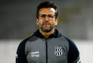 Ponte Preta oficializa saída de Valentim e dois atletas