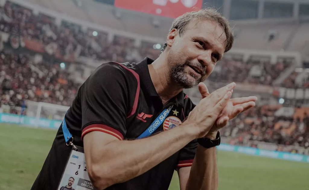 Ex-técnico do Guarani lidera Liga na Indonésia