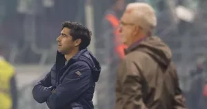 Torcida do Palmeiras chama Leila de 'imbecil' e xinga Abel