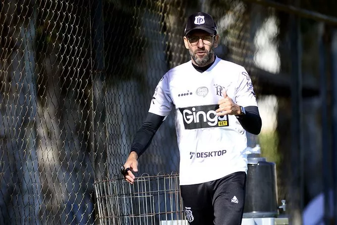 Alberto Valentim deixa a Ponte Preta para assumir time da Série B