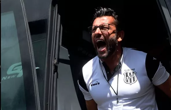 Alberto Valentim elogia elenco em despedida da Ponte Preta