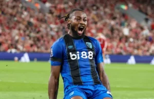 Atacante do Bournemouth agradece apoio após sofrer injúria racial