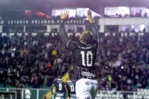 Atacante do Figueirense decide contra o Floresta e evita rebaixamento