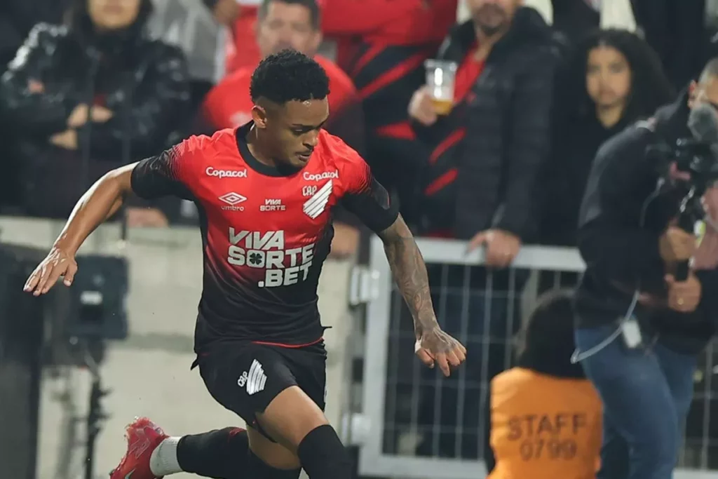 Série B: Athletico tem interesse em volante do Internacional 2 Foto: José Tramontin/athletico.com.br