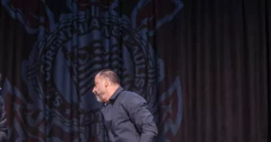 Augusto Melo é destituído pelos sócios do Corinthians e deixa presidência isolado e investigado