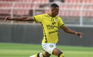 Volante do São Bernardo comemora vitória contra o lanterna da Série C