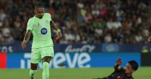 Barcelona vira sobre Levante com gol contra e assistência de Raphinha no Espanhol